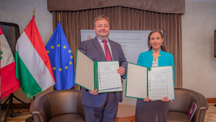 1064956-la-directora-ejecutiva-del-pronabec-alexandra-ames-y-el-embajador-de-hungria-en-lima-dr-andras-beck-resaltaron-la-importancia-de-dar-mas-oportunidades-a-los-peruanos_673.png